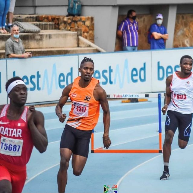 Sabelo Dhlamini (middle)