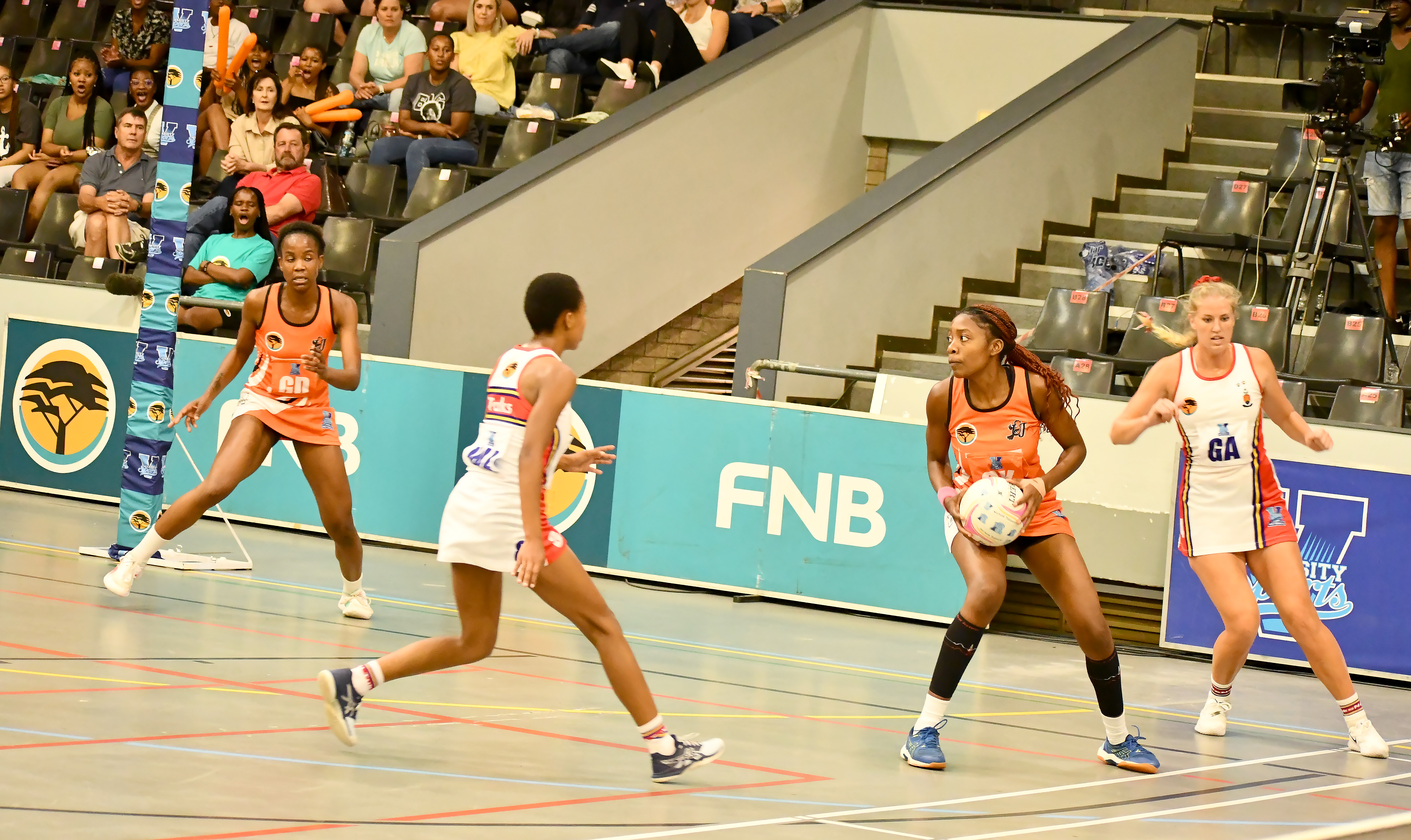 The UJ senior netball team held onto a narrow lead from the frist to the last quarter of the match against the University of Pretoria in the 2022 FNB Varsity Netball encounter at UFS's Callie Human Hall in Bloemfontein on Monday, 03 October 2022. Photo: UJ Sport