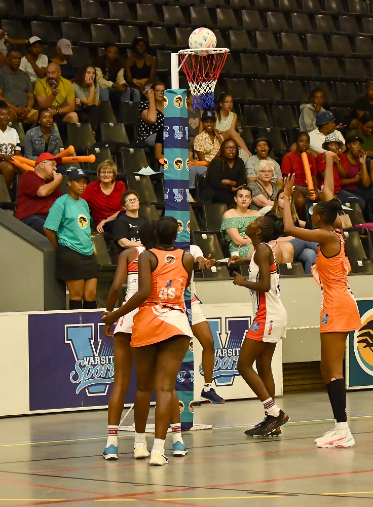 The end-to-end match between UJ and UP Tuks netball teams was highly intense with both teams working to book a spot in the semi-final of the FNB Varsity Netball tournament.